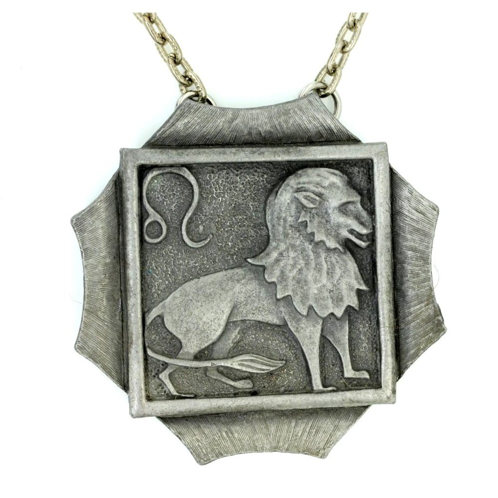 VINTAGE 1970'S L RAZZA leo horiscope pendand/necklace EUC 20"